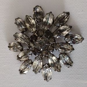 Beautiful vintage rhinestone broach.